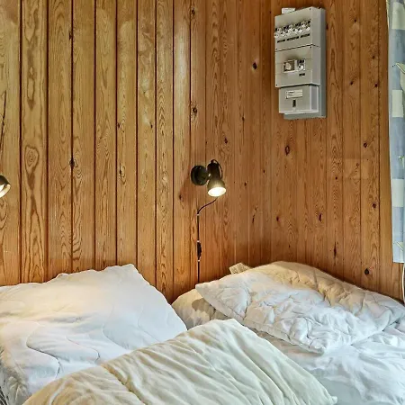 Two-bedroom Holiday In Ronne 3 *